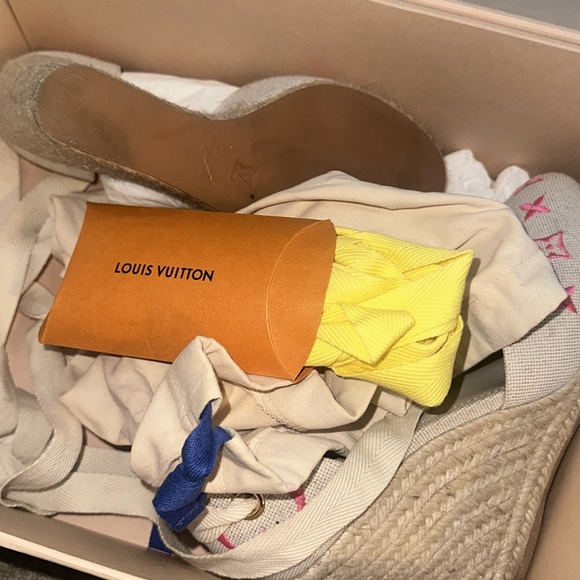 Luis Vuitton monogram platform espadrilles. - Picture 3 of 4